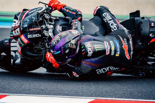Jorge Martin eng hinter dem Windschild der Aprilia RS-GP26, Nahaufnahme – MotoGP Ungarn GP Balaton Park 2026