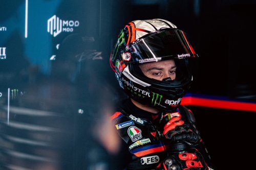 Marco Bezzecchi mit offenem Visier in der Aprilia-Box, Nahaufnahme – MotoGP Ungarn GP Balaton Park 2026