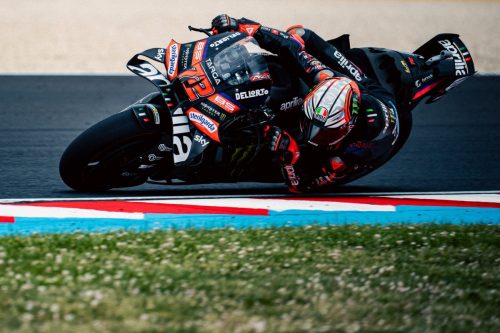 Marco Bezzecchi auf der Aprilia RS-GP26 mit Startnummer 72 in Schräglage mit Knie am Boden – MotoGP Ungarn GP Balaton Park 2026