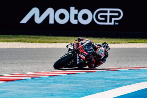 Marco Bezzecchi auf der Aprilia RS-GP26 mit der Startnummer 72 in Schräglage vor dem MotoGP-Schriftzug – MotoGP Ungarn GP Balaton Park 2026