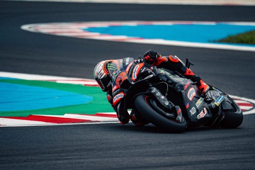 Marco Bezzecchi auf der Aprilia RS-GP26 in Schräglage über dem Kerb – MotoGP Ungarn GP Balaton Park 2026