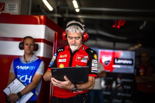 Ducati-Corse-General-Manager Gigi Dall'Igna im Gespräch in der Ducati-Box – MotoGP Ungarn GP Balaton Park 2026