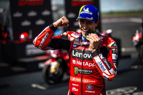 Marc Marquez jubelt mit geballter Faust im Parc Ferme – MotoGP Ungarn GP Balaton Park 2026