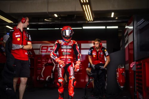 Marc Marquez in roter Ducati-Lederkombi stehend in der Box – MotoGP Ungarn GP Balaton Park 2026