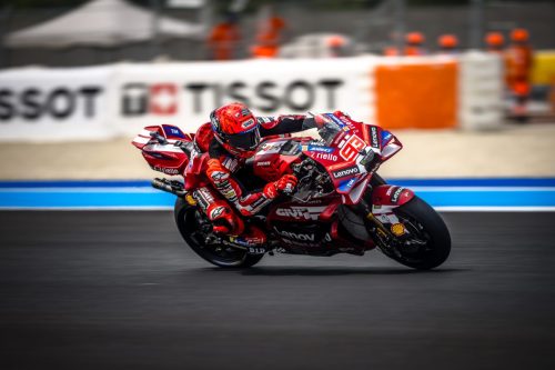 Marc Marquez auf der Ducati Desmosedici GP26 auf der Strecke vor Tissot-Werbebande – MotoGP Ungarn GP Balaton Park 2026