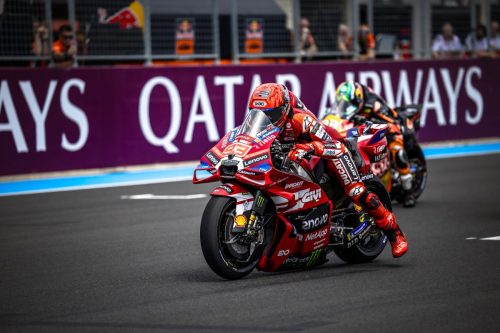 Marc Marquez auf der Ducati Desmosedici GP26 hinter einem weiteren Fahrer vor Qatar-Airways-Banden – MotoGP Ungarn GP Balaton Park 2026
