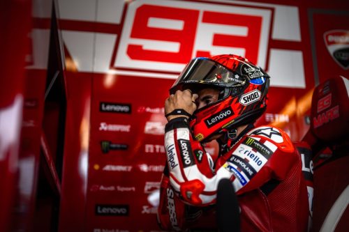 Marc Marquez sitzt auf seiner Ducati Desmosedici GP26 mit der Startnummer 93 in der Box – MotoGP Ungarn GP Balaton Park 2026