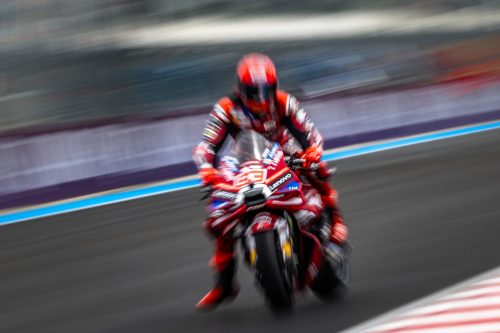 Marc Marquez auf der Ducati Desmosedici GP26 in Schräglage – MotoGP Ungarn GP Balaton Park 2026
