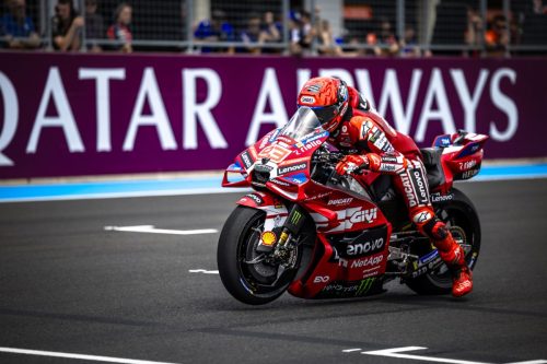 Marc Marquez auf der Ducati Desmosedici GP26 vor Qatar-Airways-Werbebande – MotoGP Ungarn GP Balaton Park 2026