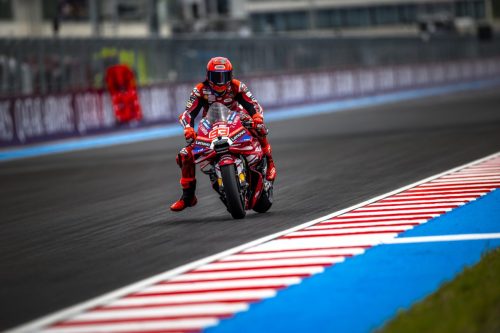 Marc Marquez auf der Ducati Desmosedici GP26 aufrecht über den Kerb fahrend – MotoGP Ungarn GP Balaton Park 2026