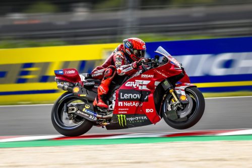 Marc Marquez auf der Ducati Desmosedici GP26 in Linksschräglage – MotoGP Ungarn GP Balaton Park 2026