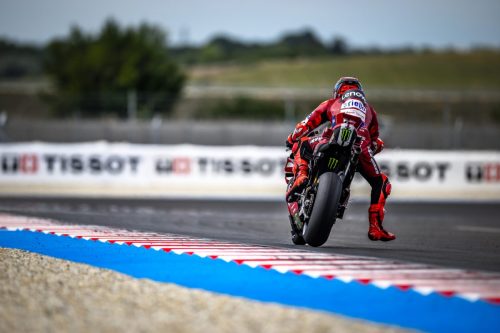 Marc Marquez auf der Ducati Desmosedici GP26 beim Verlassen der Boxengasse – MotoGP Ungarn GP Balaton Park 2026