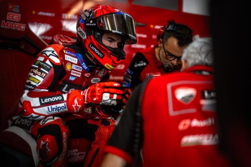 Marc Marquez auf der Ducati in der Box, umgeben von seiner Crew – MotoGP Ungarn GP Balaton Park 2026