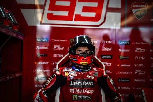 Marc Marquez mit Helm auf der Ducati in der Box unter der 93-Tafel – MotoGP Ungarn GP Balaton Park 2026