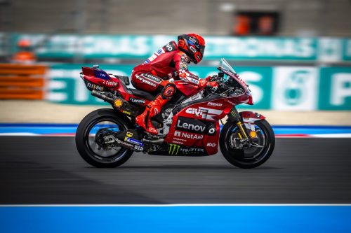 Marc Marquez auf der Ducati Desmosedici GP26, Seitenansicht auf der Strecke – MotoGP Ungarn GP Balaton Park 2026