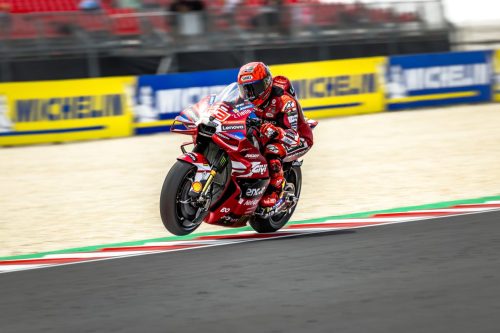 Marc Marquez auf der Ducati Desmosedici GP26 in der Kurve vor Michelin-Bande – MotoGP Ungarn GP Balaton Park 2026