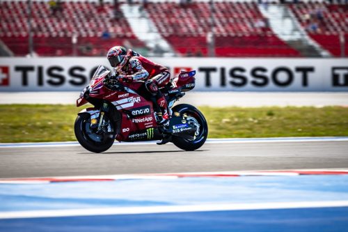 Francesco Bagnaia auf der Ducati Desmosedici GP26 vor den Tissot-Werbebanden – MotoGP Ungarn GP Balaton Park 2026