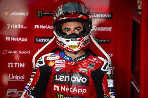 Francesco Bagnaia mit Sturmhaube in der Ducati-Box, Nahaufnahme – MotoGP Ungarn GP Balaton Park 2026