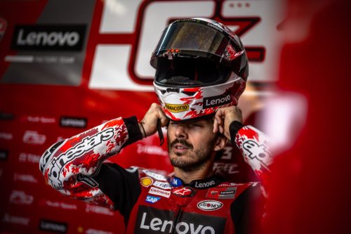 Francesco Bagnaia sitzt auf der Ducati Desmosedici GP26 in der Box – MotoGP Ungarn GP Balaton Park 2026