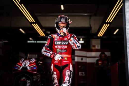 Francesco Bagnaia stehend in der Ducati-Box mit Helm in der Hand – MotoGP Ungarn GP Balaton Park 2026