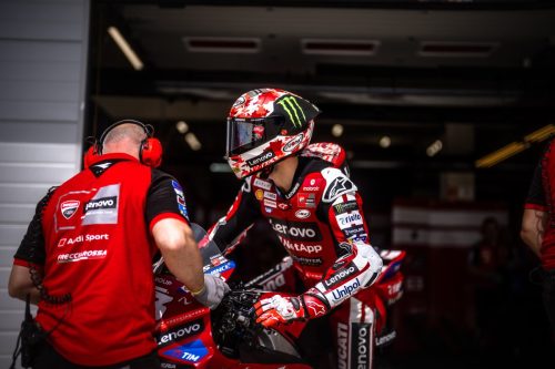 Francesco Bagnaia in der Box, die Crew arbeitet an der Ducati – MotoGP Ungarn GP Balaton Park 2026