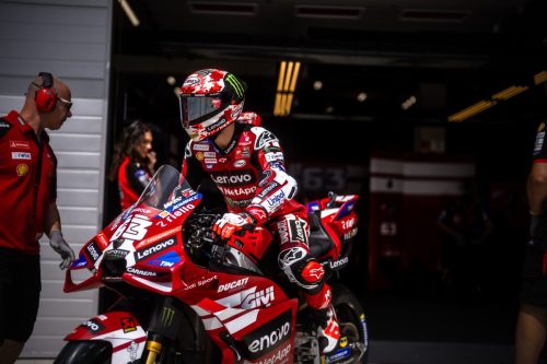 Francesco Bagnaia verlässt auf der Ducati die Box – MotoGP Ungarn GP Balaton Park 2026