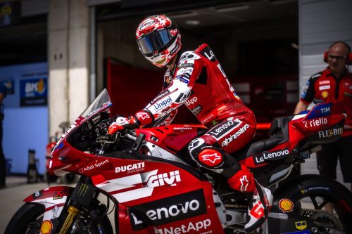 Francesco Bagnaia auf der Ducati Desmosedici GP26 in der Boxengasse – MotoGP Ungarn GP Balaton Park 2026
