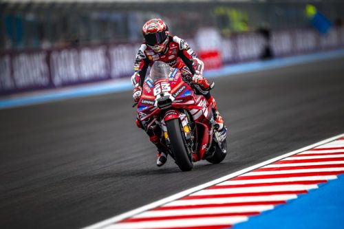 Francesco Bagnaia auf der Ducati Desmosedici GP26 über den rot-weißen Kerb – MotoGP Ungarn GP Balaton Park 2026