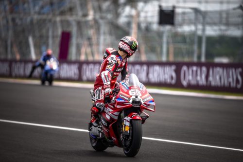 Francesco Bagnaia auf der Ducati Desmosedici GP26 vor Qatar-Airways-Banden – MotoGP Ungarn GP Balaton Park 2026