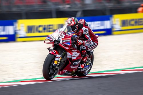 Francesco Bagnaia auf der Ducati Desmosedici GP26 in Schräglage mit Bewegungsunschärfe – MotoGP Ungarn GP Balaton Park 2026