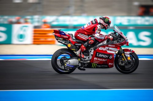Francesco Bagnaia auf der Ducati Desmosedici GP26 in Schräglage – MotoGP Ungarn GP Balaton Park 2026