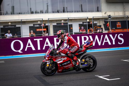 Francesco Bagnaia auf der Ducati Desmosedici GP26 vor Qatar-Airways-Werbebande – MotoGP Ungarn GP Balaton Park 2026