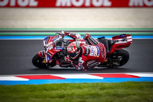 Francesco Bagnaia auf der Ducati Desmosedici GP26, Frontansicht mit Bewegungsunschärfe – MotoGP Ungarn GP Balaton Park 2026