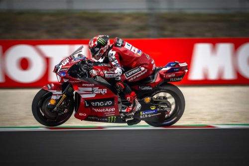 Francesco Bagnaia auf der Ducati Desmosedici GP26 in Schräglage vor Motul-Banden – MotoGP Ungarn GP Balaton Park 2026