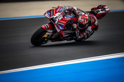 Francesco Bagnaia auf der Ducati Desmosedici GP26 über den Kerb – MotoGP Ungarn GP Balaton Park 2026