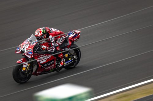 Francesco Bagnaia auf der Ducati Desmosedici GP26 in Rechtsschräglage – MotoGP Ungarn GP Balaton Park 2026