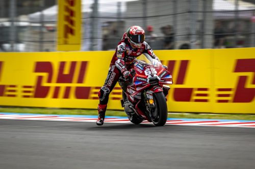 Francesco Bagnaia auf der Ducati Desmosedici GP26 vor DHL-Werbebande – MotoGP Ungarn GP Balaton Park 2026