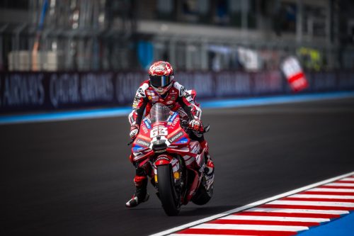 Francesco Bagnaia auf der Ducati Desmosedici GP26, Frontansicht am Kerb – MotoGP Ungarn GP Balaton Park 2026