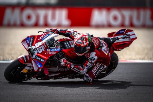 Francesco Bagnaia auf der Ducati Desmosedici GP26 in Schräglage vor Motul-Bande, Nahaufnahme – MotoGP Ungarn GP Balaton Park 2026