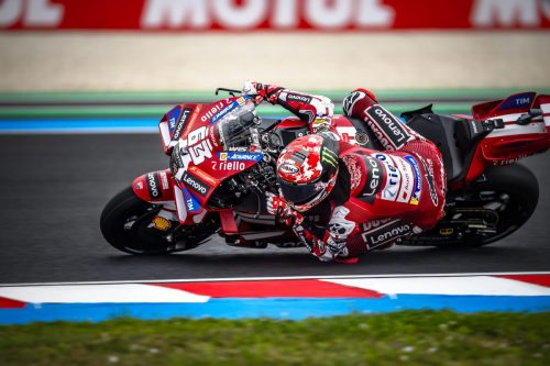 Francesco Bagnaia auf der Ducati Desmosedici GP26 vor Qatar-Airways-Bande – MotoGP Ungarn GP Balaton Park 2026