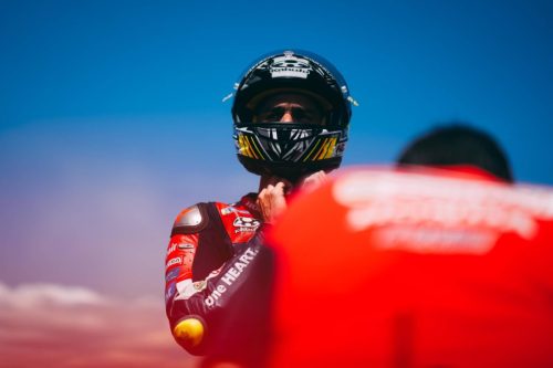 Joan Mir im Porträt mit Helm in der Boxengasse – MotoGP Ungarn GP Balaton Park 2026