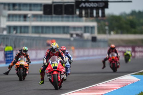 Joan Mir auf der Honda RC213V inmitten mehrerer Fahrer auf der Strecke – MotoGP Ungarn GP Balaton Park 2026
