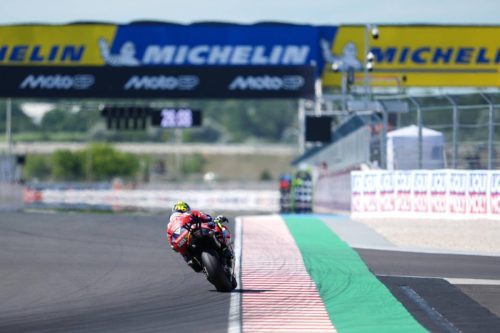 Joan Mir auf der Honda RC213V auf der Strecke vor den Michelin-Banden – MotoGP Ungarn GP Balaton Park 2026