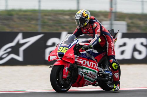 Joan Mir auf der Honda RC213V, Frontansicht vor Alpinestars-Bande – MotoGP Ungarn GP Balaton Park 2026