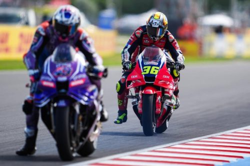Joan Mir mit der Startnummer 36 im Duell mit einer Pramac-Yamaha – MotoGP Ungarn GP Balaton Park 2026