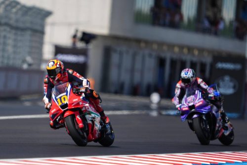 Luca Marini auf der Honda RC213V vor einer Verfolgergruppe – MotoGP Ungarn GP Balaton Park 2026