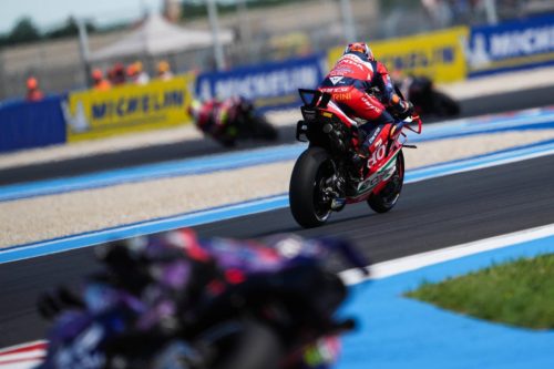 Luca Marini auf der Honda RC213V in einer Fahrergruppe – MotoGP Ungarn GP Balaton Park 2026