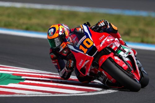 Luca Marini auf der Honda RC213V in Schräglage vor der Michelin-Bande – MotoGP Ungarn GP Balaton Park 2026