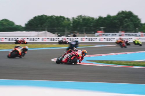 Luca Marini auf der Honda RC213V in einer Gruppe von Fahrern – MotoGP Ungarn GP Balaton Park 2026