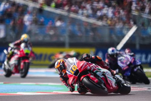 Luca Marini auf der Honda RC213V mit der Startnummer 10 in tiefer Schräglage, Nahaufnahme – MotoGP Ungarn GP Balaton Park 2026